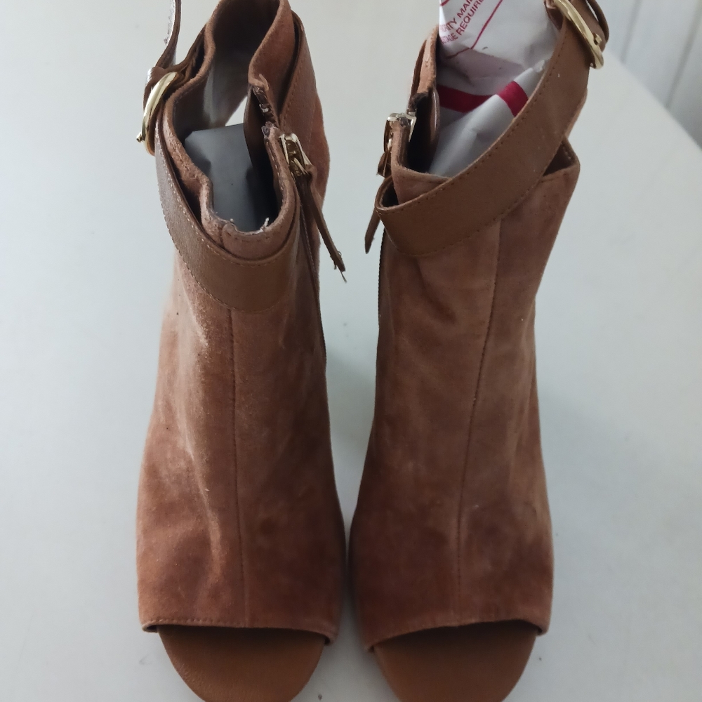 White House Black Market Tan Siede High Heel Ioen Toe shoe Size 6m